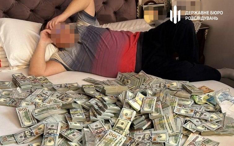 В сети стало вирусным фото с обыска у главы хмельницкой МСЭК, у которой нашли миллионы долларов. Фото: ГБР